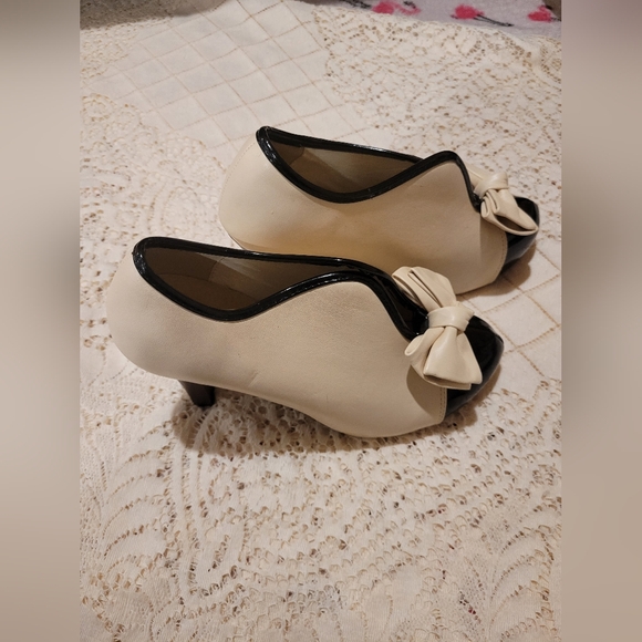 Cream and Black Bow Heels - Picture 3 of 8